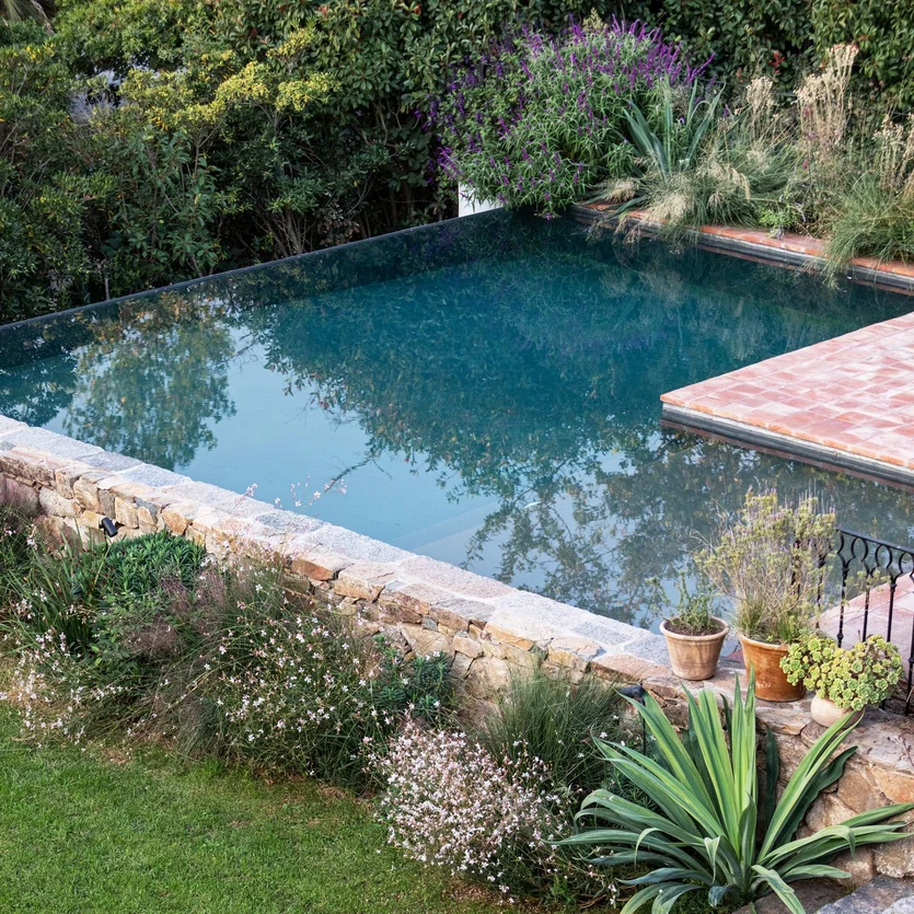 Pool in Gartenlanschft umrahmt von Naturstein
