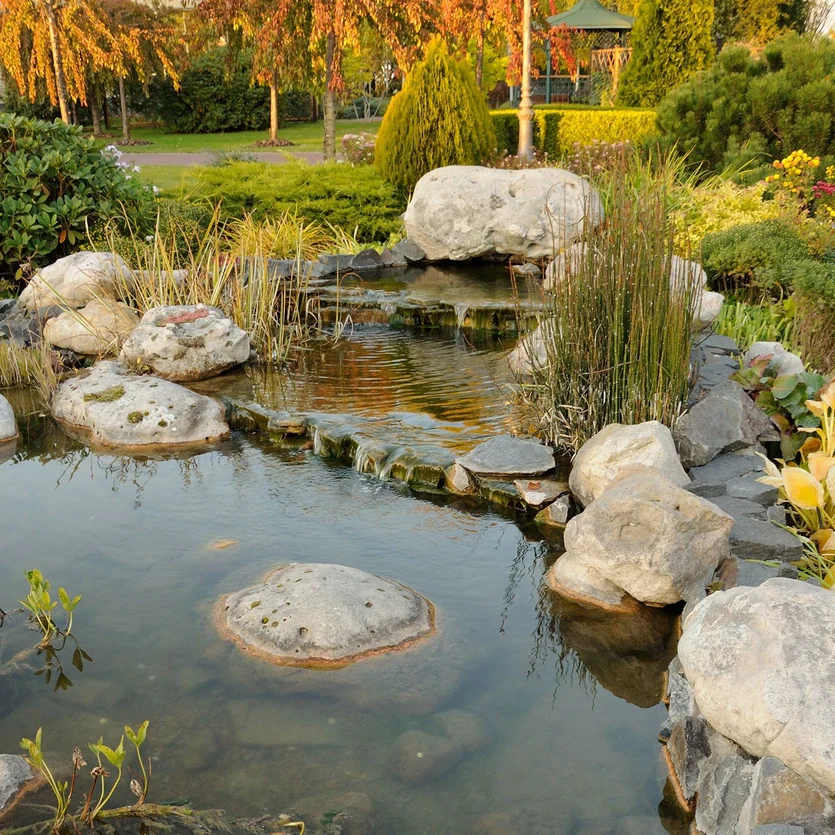 Gartenteich mit Staustufen und Natursteinumrandung