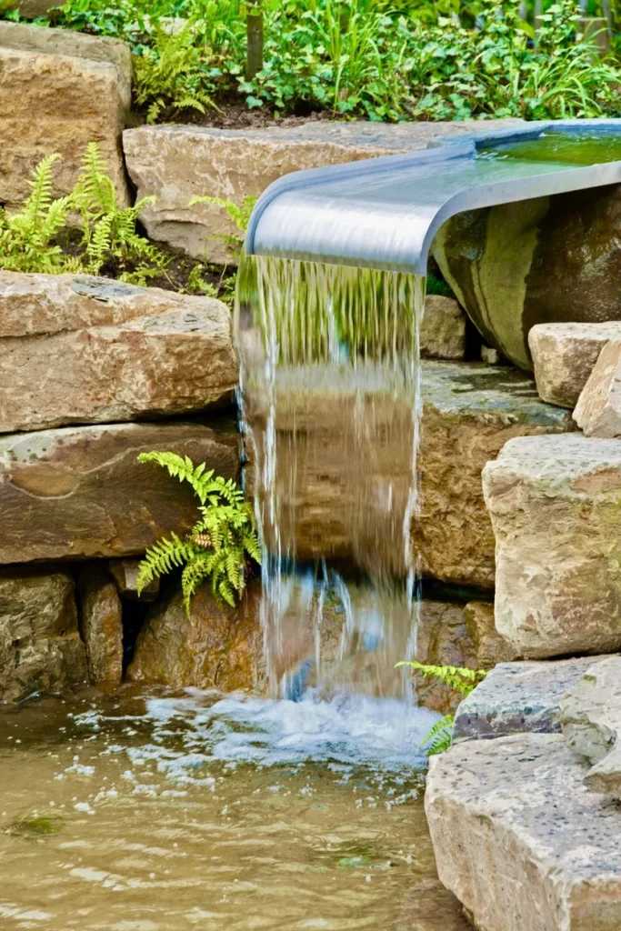 Natursteingarten mit Wasserfall